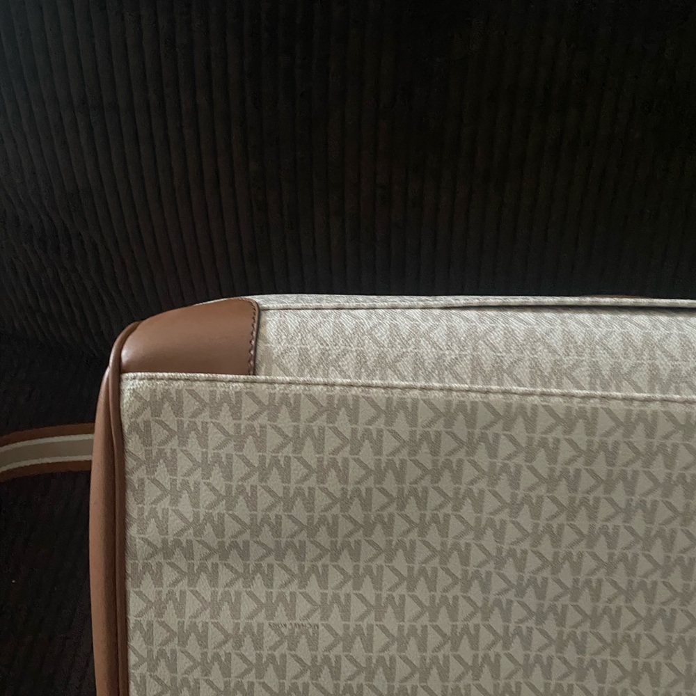 Michael Kors duffle bag - Picture 4 of 10